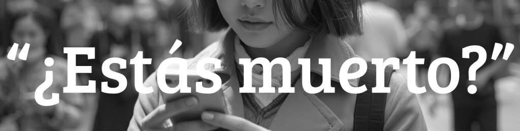 Una mujer contestando un mensaje en su celular, parece ser del trabajo