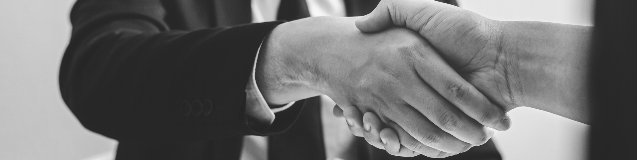 un cliente y un vendedor dandose la mano