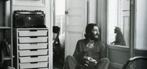 Imagen de Julio Cortázar sentado y conversando con un gato