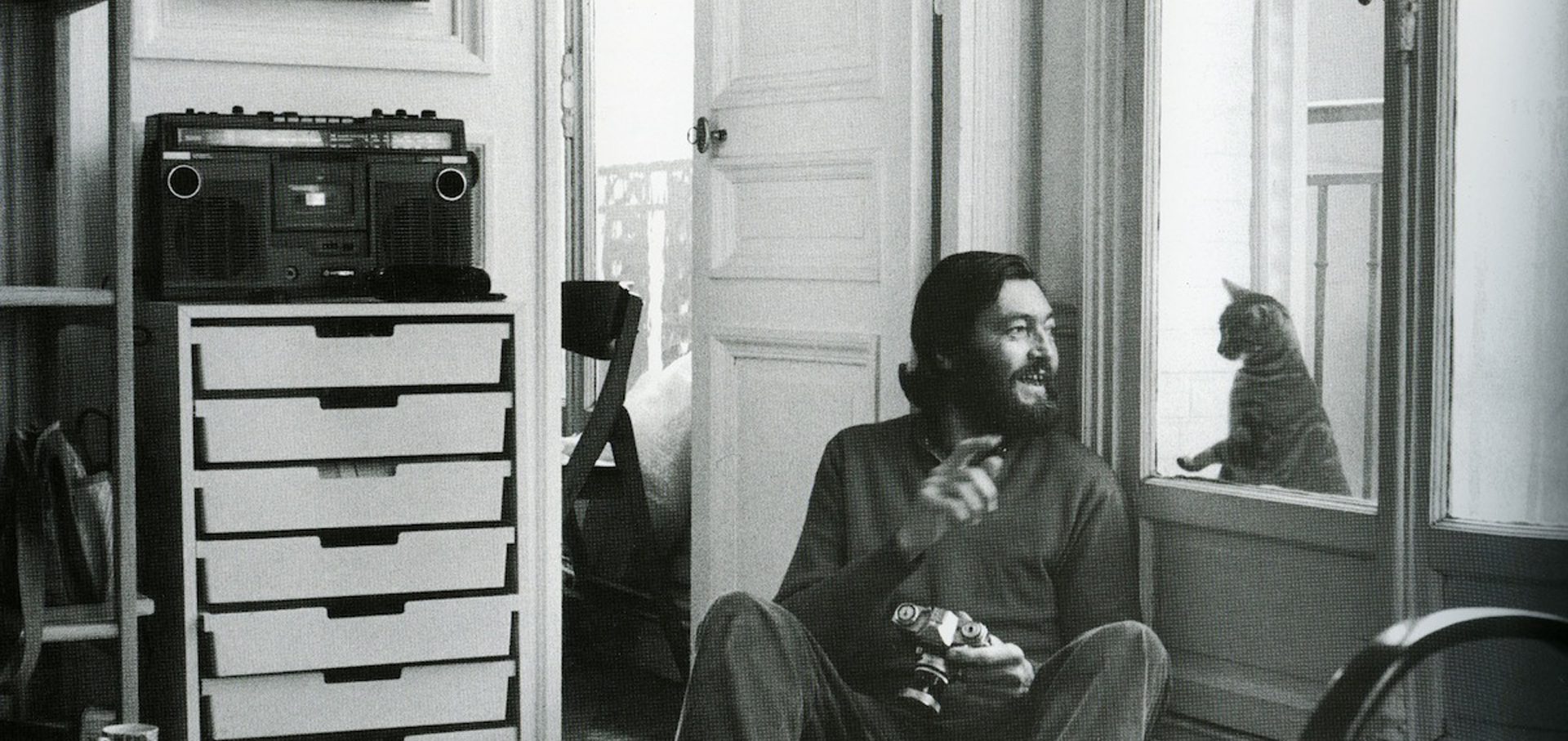 Imagen de Julio Cortázar sentado y conversando con un gato